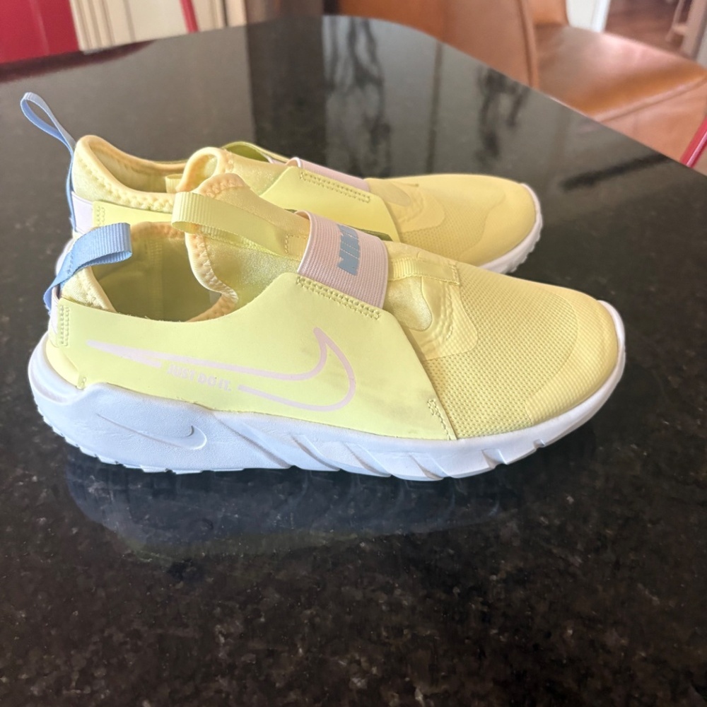 NEW - Nike Flex Runner Yellow Running Shoes Sneakers Athletic Trainers - Sz 4 - Picture 10 of 15